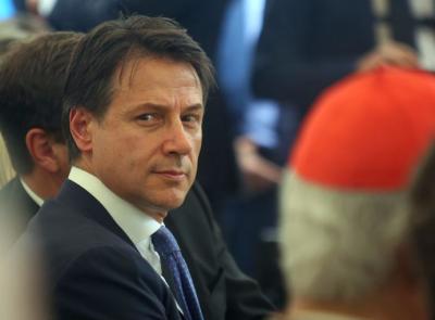 Giuseppe Conte "passeggia" con Matteo Ricci: dalla bancarelle di Macerata al lungomare di Civitanova