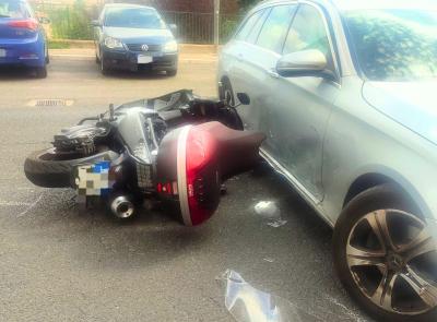 Macerata, scontro tra auto e scooter in via Roma: 60enne in codice rosso all'ospedale (FOTO)