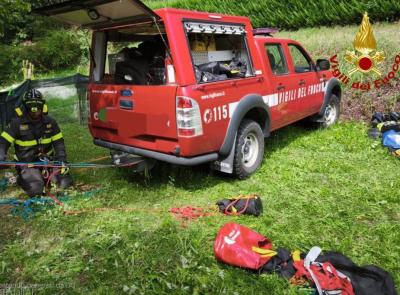 Uomo cade in una scarpata per 30 metri: un vigile del fuoco si cala nel dirupo per il recupero (FOTO)