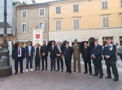 Recanati, i bersaglieri ‘alla carica’ nel centro storico