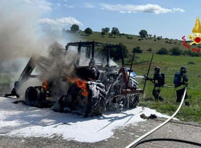 Visso - incendio trattore, intervento dei vigili del fuoco