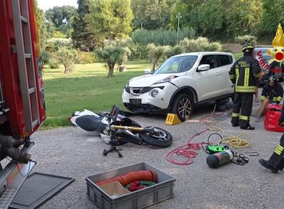 Civitanova, scontro tra auto e moto: motociclista elitrasportato a Torrette Civitanova, scontro tra auto e moto: motociclista elitrasportato a Torrette
