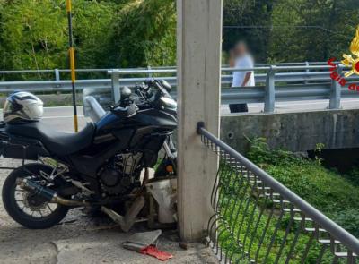 Vola nel fossato dopo l'incidente: motociclista soccorso in eliambulanza