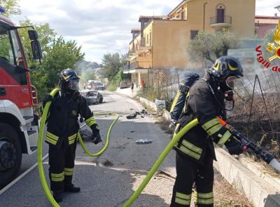 Potenza Picena, auto prende fuoco dopo l'incidente: in fiamme anche la vegetazione a bordo strada