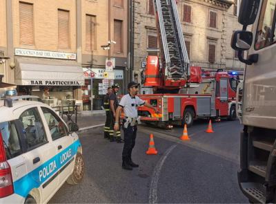 Macerata, allarme in corso Cairoli: crolla trave in un'abitazione e cede il tetto