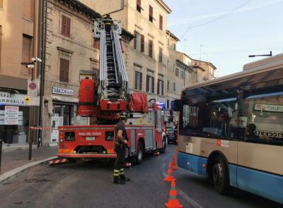 Macerata, allarme in corso Cairoli: crolla trave in un'abitazione e cede il tetto