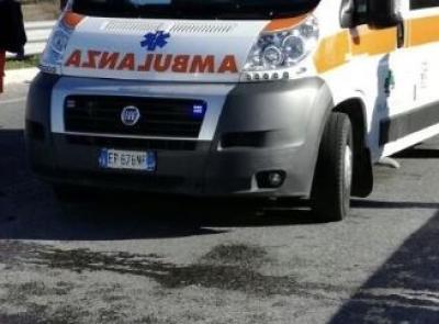 Civitanova, moto contro auto: sfondato il lunotto posteriore. Centauro all'ospedale