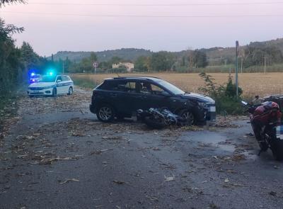 Macerata, scontro tra auto e moto a Villa Potenza: centauro 35enne in eliambulanza a Torrette (FOTO)