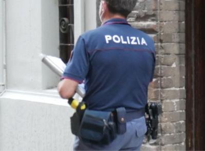 Macerata, 63enne trovato morto in casa dopo aver chiamato i soccorsi: dramma a Borgo San Giuliano