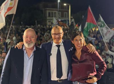 Regionali, folla in piazza a Pesaro per Ricci, Schlein e Bonaccini