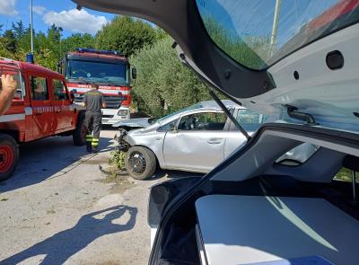 San Severino, finisce con l'auto fuori strada: il conducente trasportato in ospedale (FOTO)