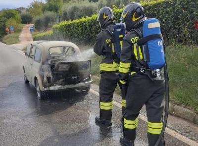 Corridonia, Fiat 500 d'epoca prende fuoco: la provinciale 34 resta chiusa al traffico