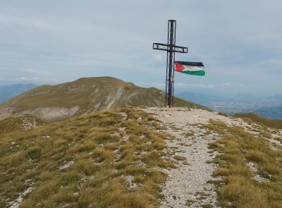 Pizzo Tre Vescovi, una bandiera palestinese legata alla croce di vetta
