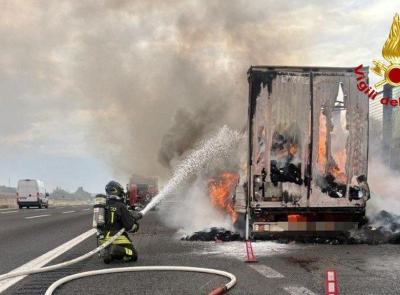Autostrada A14, semirimorchio carico di pannolini prende fuoco