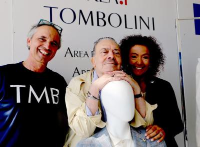 Tolentino, il "King dei Paparazzi" Rino Barillari veste Tombolini: in visita con Guido Picchio allo store (FOTO)