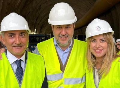 Salvini col caschetto in testa in visita al cantiere ferroviario di Genga: "Mai così tanti dai tempi di Pio IX"