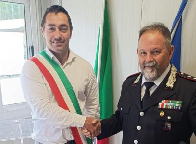 Pieve Torina, il sindaco Gentilucci saluta il capitano dei carabinieri Paolo Rinaldi
