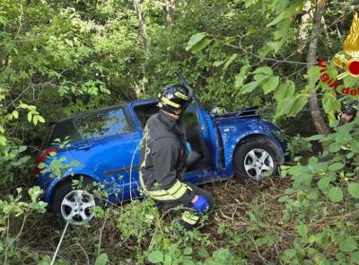 Auto finisce fuori strada e vola in una scarpata: il conducente estratto dai vigili del fuoco