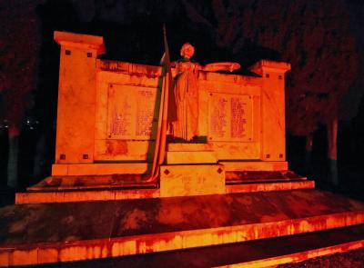 Giornata contro le armi nucleari: Il monumento ai caduti di Pieve Torina si illumina di rosso