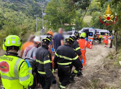 Cade da 15 metri durante  il montaggio reti di protezione: soccorso operaio