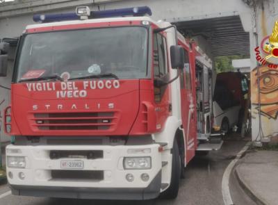 Porto Recanati, spazzatrice rimane incastrata sotto il cavalcavia: strada chiusa per due ore