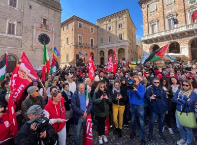 Macerata, in centinaia in piazza per Gaza: “Non una battaglia ideologica, ma di civiltà”