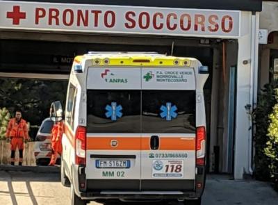 Macerata, imbianchino cade da una scala mentre svolge dei lavori: trasportato all'ospedale