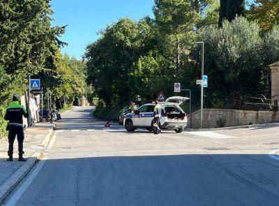 Macerata, investito da un'auto mentre attraversa: uomo trasportato all'ospedale