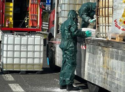 Civitanova, camion perde sostanza chimica sull’A14: traffico rallentato