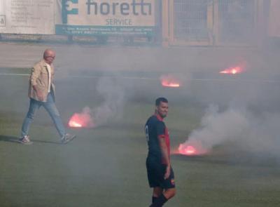 Civitanovese, tifosi in ebollizione: fumogeni in campo a Montefano. La società: "È contro i nostri valori"