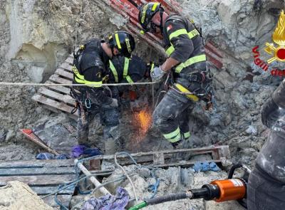 Corridonia, tragico incidente sul lavoro: operaio muore intrappolato nell’escavatore (FOTO)