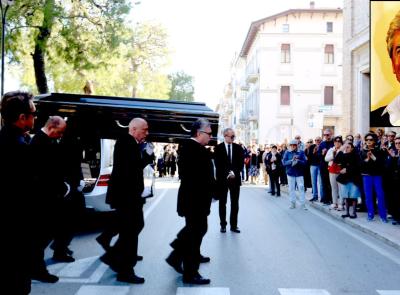 Civitanova saluta Cesare Paciotti: una bara nera accompagna l'ultimo viaggio del "re della scarpa" (FOTO)