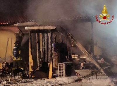 Civitanova, fiamme in un casolare in legno: rogo partito dalla cucina
