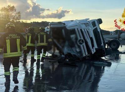 Autocisterna carica di mosto d'uva si ribalta sull’A14: ferito il conducente e traffico in tilt