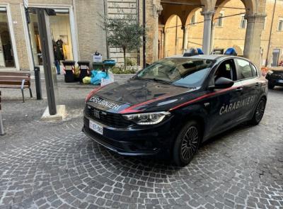Macerata, 18enne si allontana dopo un incidente: i Carabinieri gli trovano marijuana nel marsupio