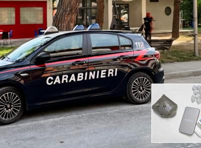 Barista trovato con hashish, giovane tenta la fuga con la cocaina: due denunciati a Potenza Picena
