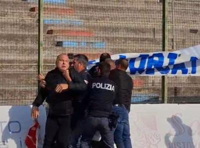 Civitanovese, Profili furioso al Polisportivo: insulti, spintoni e lo striscione strappato ai tifosi (VIDEO)