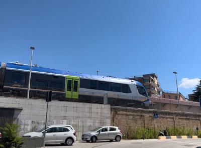 Macerata, viabilità rivoluzionata in via Urbino per il montaggio delle nuove pensiline