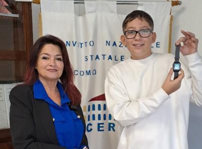 Macerata, uno smartwatch per ricordare il valore del tempo e del risparmio: premiato studente del Convitto