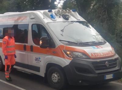 Recanati, perde il controllo dell'auto e finisce fuori strada: 78enne grave a Torrette