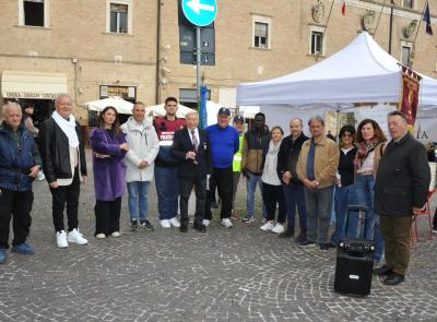 Macerata, nuovi spunti al gazebo del giovedì del'Anps