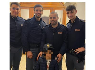 Bimbo di 4 anni vaga in strada a Macerata: la Polizia rintraccia la famiglia e lo riporta a casa
