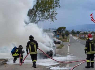 Pollenza, auto in fiamme sulla Provinciale 77: famiglia in salvo Pollenza, auto in fiamme sulla Provinciale 77: famiglia in salvo