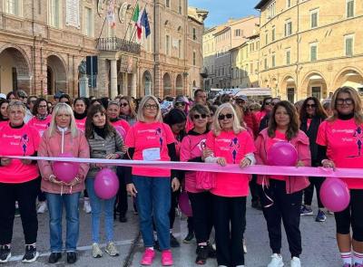 San Severino, un’invasione rosa per la ricerca contro i tumori femminili: 200 persone per la seconda Pink Parade San Severino, un’invasione rosa per la ricerca contro i tumori femminili: 200 persone per la seconda Pink Parade