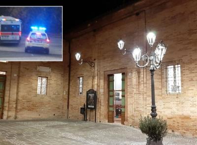 Tolentino, anziano cade in piazza Vaccaj: subito soccorso da un gruppo di giovani Tolentino, anziano cade in piazza Vaccaj: subito soccorso da un gruppo di giovani
