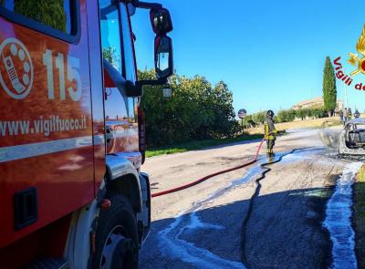 Recanati, allarme auto in fiamme: strada chiusa, intervengono i vigili del fuoco Recanati, allarme auto in fiamme: strada chiusa, intervengono i vigili del fuoco