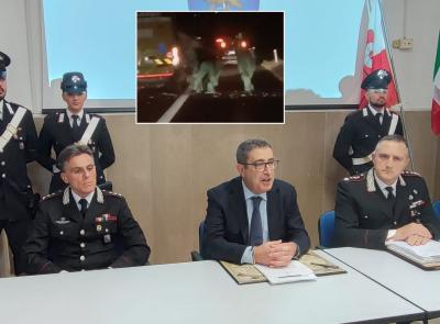 Rapina in A14, il video choc dell'assalto e della fuga: "Utilizzate armi da guerra. Spari anche in direzione delle guardie giurate" Rapina in A14, il video choc dell'assalto e della fuga: "Utilizzate armi da guerra. Spari anche in direzione delle guardie giurate"