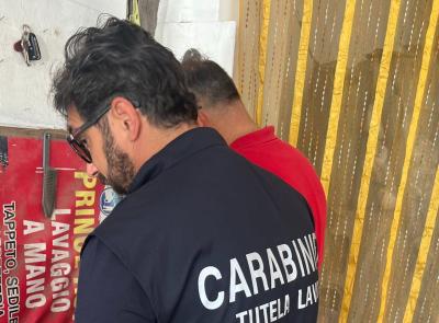 Lavoro nero e sfruttamento di minori: sequestrato autolavaggio a Civitanova, denunciato titolare