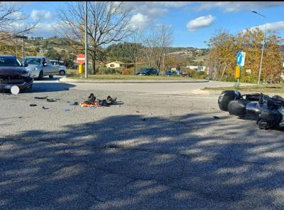 San Severino, scontro all'incrocio della Provinciale 127 tra auto e scooter: un 58enne in ospedale (FOTO)