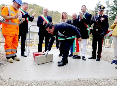 Pieve Torina, la prima pietra del nuovo municipio la mette Gentilucci: "Costruiamo sulle radici del nostro passato la casa di tutti" (FOTO e VIDEO) Pieve Torina, la prima pietra del nuovo municipio la mette Gentilucci: "Costruiamo sulle radici del nostro passato la casa di tutti" (FOTO e VIDEO)
